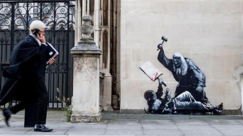 New Banksy mural appears at Royal Courts of Justice